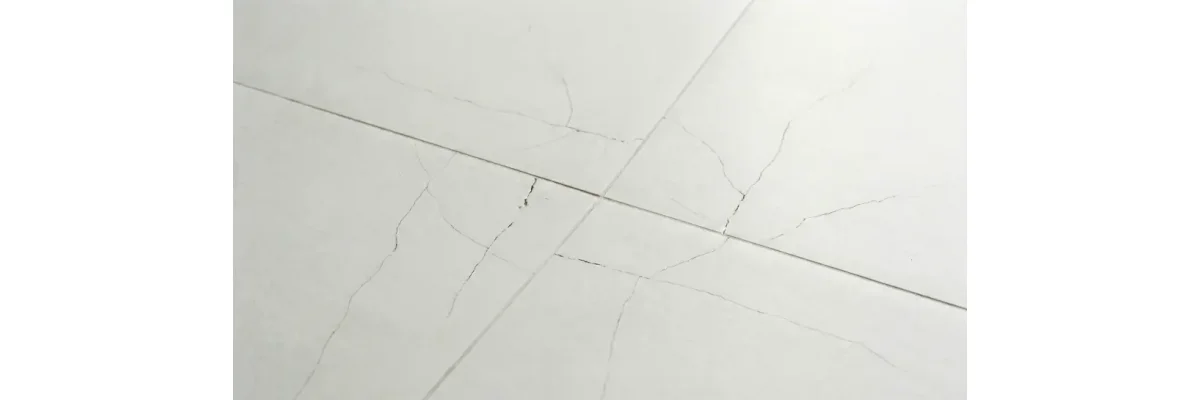 Fliesen Risse vermeiden – Ursachen, Lösungen &amp; warum Entkopplungsmatten helfen - Fliesen Risse vermeiden – Ursachen, Lösungen &amp; warum Entkopplungsmatten helfen