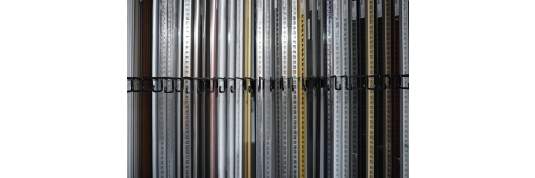 Montage von Fliesenschienen und Fliesenprofilen – Beispiel für eine saubere, professionelle Verlegung